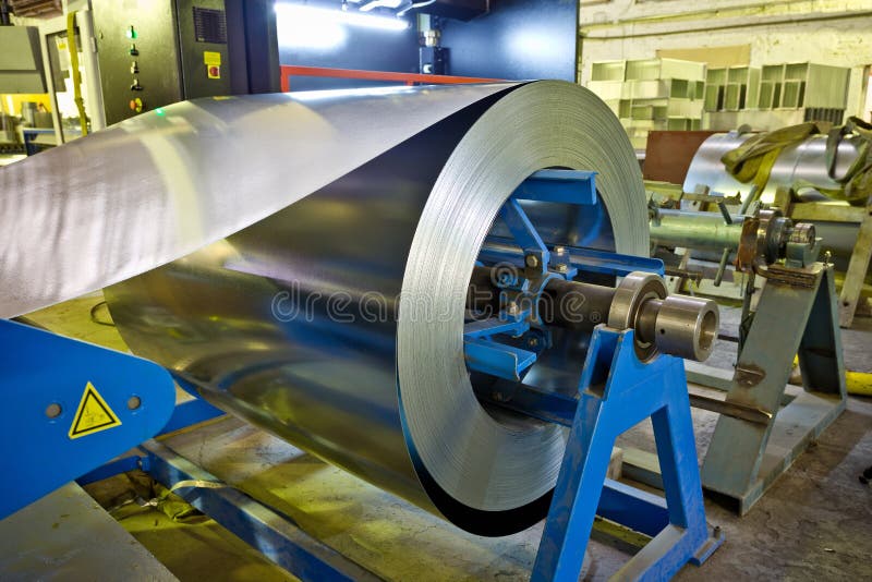 Broodje van gegalvaniseerde staalplaat voor de productie van metaalpijpen en buizen in de fabriek royalty-vrije stock foto's Broodje van gegalvaniseerde staalplaat voor de productie van metaalpijpen en buizen in de fabriek royalty-vrije stock foto's