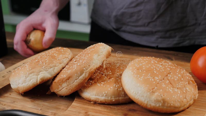Broodje voor het koken van heerlijke smakelijke hamburger stock foto's Broodje voor het koken van heerlijke smakelijke hamburger stock foto's