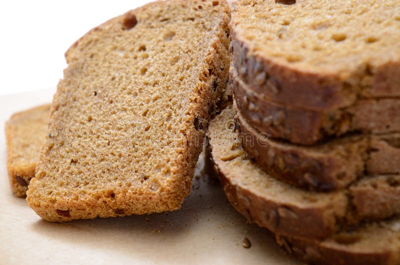 Broodverse bakkerijproducten op witte achtergrond stock foto's