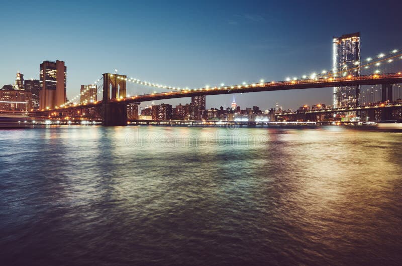 Brooklyn bro på den blåa timmen, New York arkivbilder Brooklyn bro på den blåa timmen, New York arkivbilder