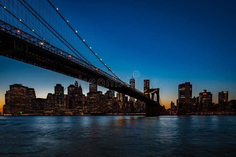 Brooklyn-Brücke, gesehen von Dumbo-Park nach Sonnenuntergang, während lizenzfreies stockbild Brooklyn-Brücke, gesehen von Dumbo-Park nach Sonnenuntergang, während lizenzfreies stockbild
