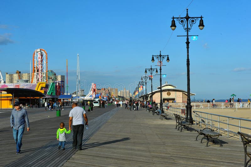 BROOKLYN, NEW YORK - 31 DE MAIO: Passeio à beira mar de Coney Island restaurado após dano pelo furacão Sandy imagens de stock BROOKLYN, NEW YORK - 31 DE MAIO: Passeio à beira mar de Coney Island restaurado após dano pelo furacão Sandy imagens de stock