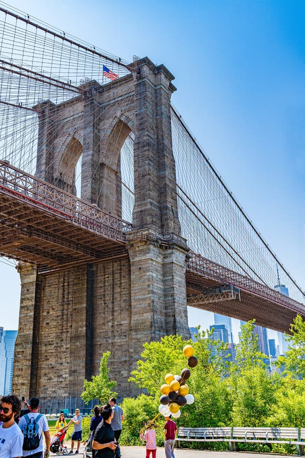 Brooklyn, Nowy Jork, usa - Maj 19, 2019: Most Brooklyński przez Wschodnią rzekę Niski Manhattan Nowy Jork obraz stock Brooklyn, Nowy Jork, usa - Maj 19, 2019: Most Brooklyński przez Wschodnią rzekę Niski Manhattan Nowy Jork obraz stock