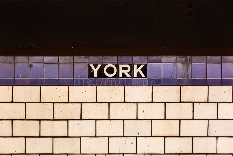 Brooklyn, NY/de V.S. - 31 juli 2018: Het teken van de de Straatmetro van York van F-Trein in de Stad van Brooklyn New York stock fotografie Brooklyn, NY/de V.S. - 31 juli 2018: Het teken van de de Straatmetro van York van F-Trein in de Stad van Brooklyn New York stock fotografie
