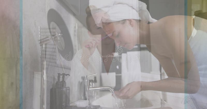 Se brosser les dents et se laver le visage, femme utilisant une serviette au lavabo de la salle de bain banque de vidéos