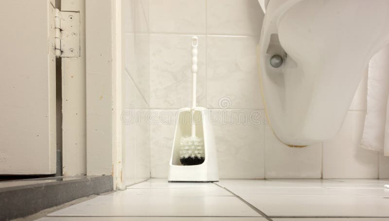 Brosse de toilette dans une salle de bains simple images stock Brosse de toilette dans une salle de bains simple images stock