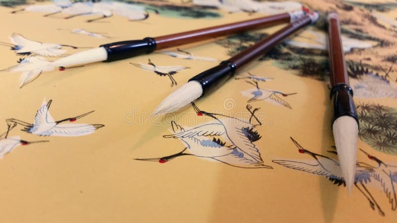 Brosses de Chinois sur la peinture de grue de style traditionnel photos stock Brosses de Chinois sur la peinture de grue de style traditionnel photos stock