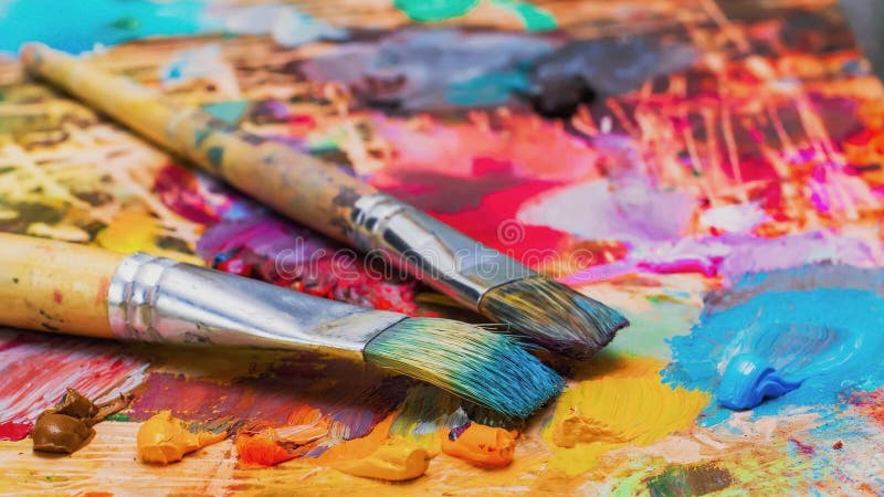 Brosses utilisées sur la palette d'un artiste de la peinture à l'huile colorée photos stock Brosses utilisées sur la palette d'un artiste de la peinture à l'huile colorée photos stock