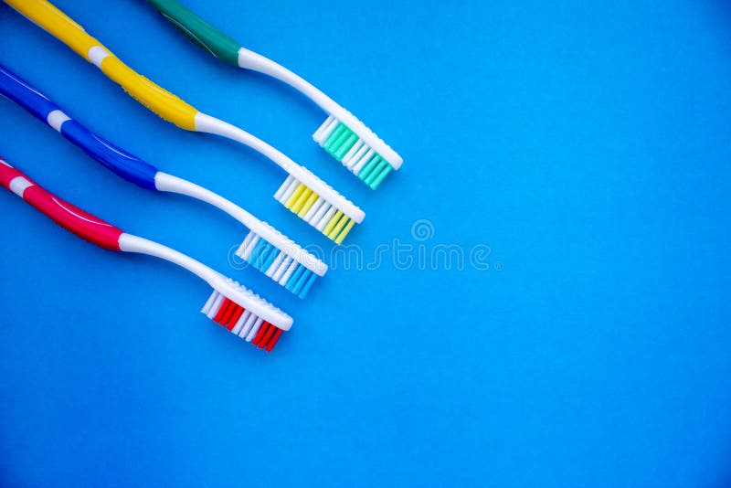 Brosses à dents colorées sur fond bleu