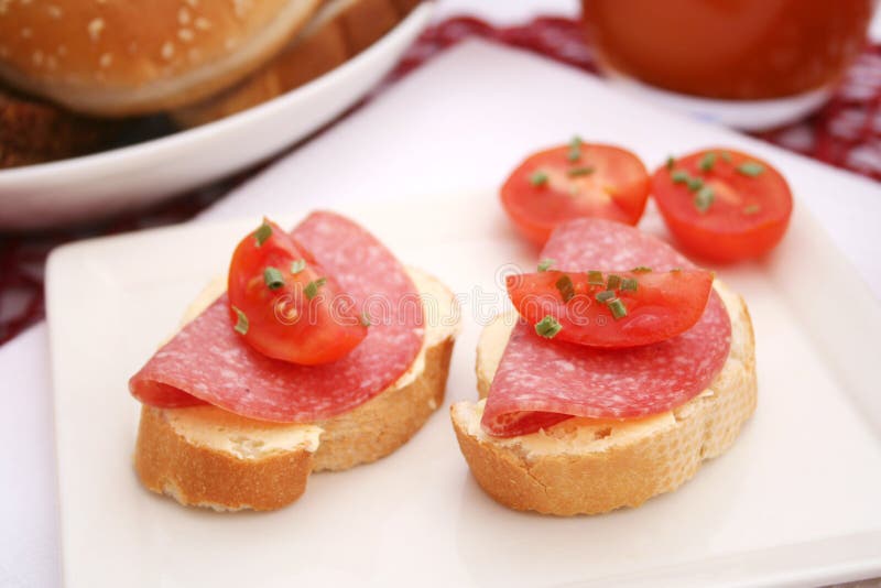 Brot mit Salami stockbild. Bild von büfett, salami, frühstück - 37190391