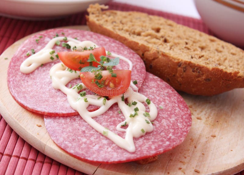 Brot mit Salami stockbild. Bild von salami, brot 37537767