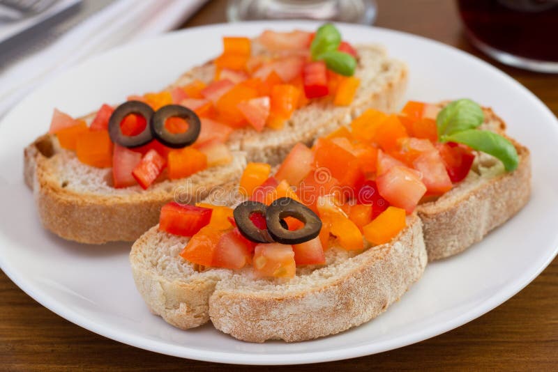 Brot Mit Tomate, Pfeffer, Oliven Und Basilikum Stockfoto - Bild von ...