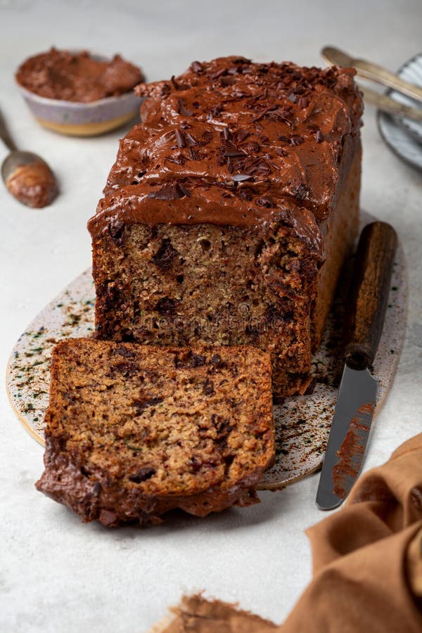 Brot mit Zucchini-Bananen und Schokolade auf hellem Hintergrund stockbild
