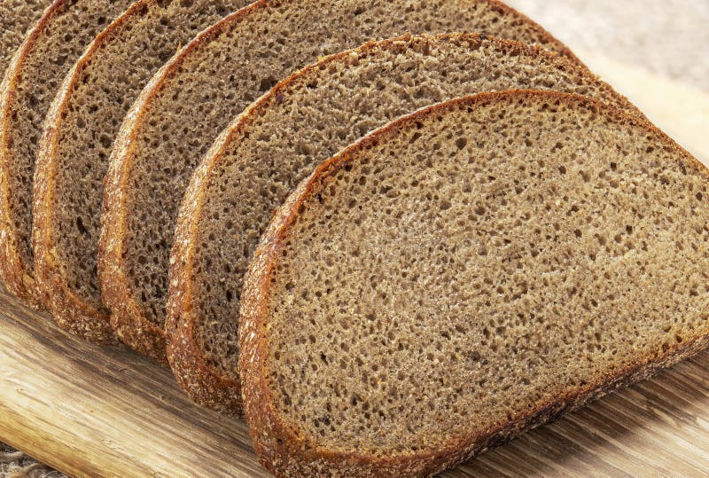 Brot in schwarzer Scheiben auf einer Tafel stockfoto