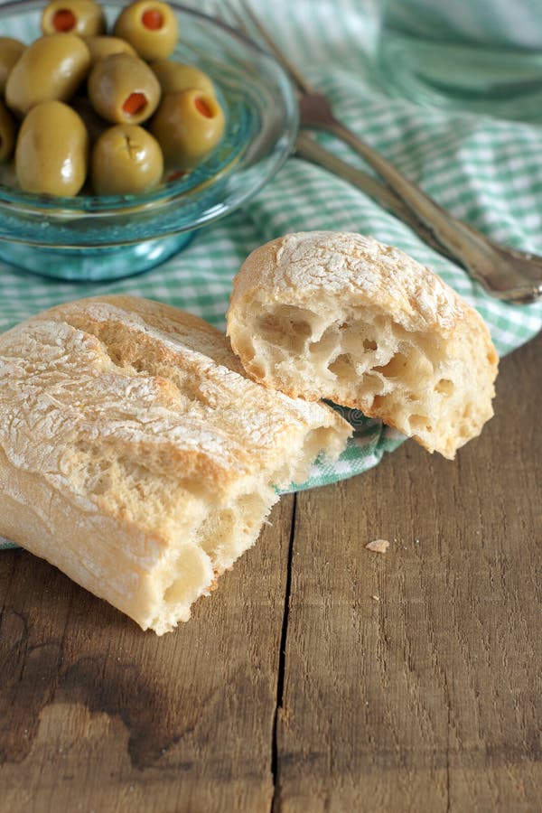 Brot und Oliven Ciabatta stockfoto. Bild von oliven, piment - 33911892