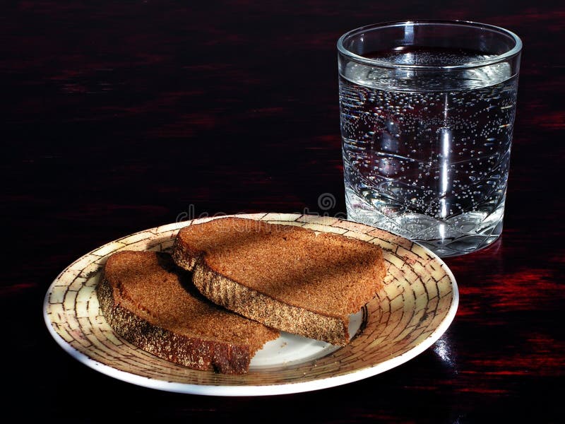 Ставят стакан воды и хлеб. Хлеб и вода. Стакан воды с хлебом. Стакан воды и кусок хлеба. Кусочек хлеба и вода.