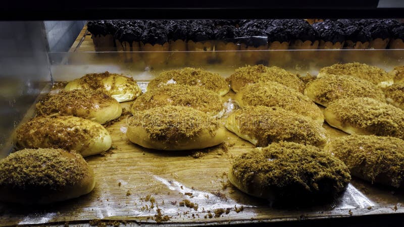 Brote und Backwarengroßes sortiment in den Bäckereiregalen mit dem frischen gebackenen knusperigen Brot organisch lizenzfreies stockbild