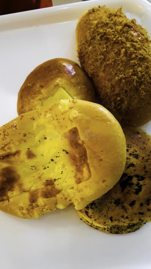 Brote und Backwarengroßes sortiment in den Bäckereiregalen mit dem frischen gebackenen knusperigen Brot organisch lizenzfreies stockbild