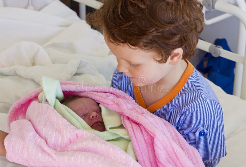 Un giovane ragazzo di incontrare il suo neonato sorella per la prima volta in ospedale.