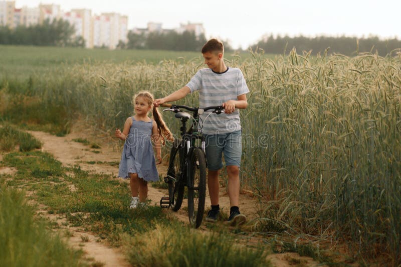 Sister ride. Брат катает брата на велосипеде. Старшие братья катают на велосипеде младшего. Сестра катается на брате. На чем катаешь брат.