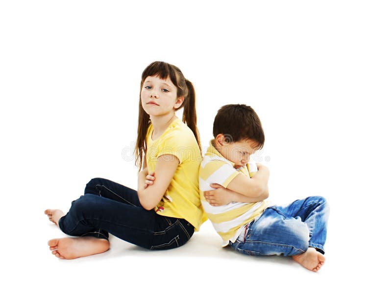 Brother y hermana de nuevo a la parte posterior en pelea imágenes de archivo libres de regalías Brother y hermana de nuevo a la parte posterior en pelea imágenes de archivo libres de regalías