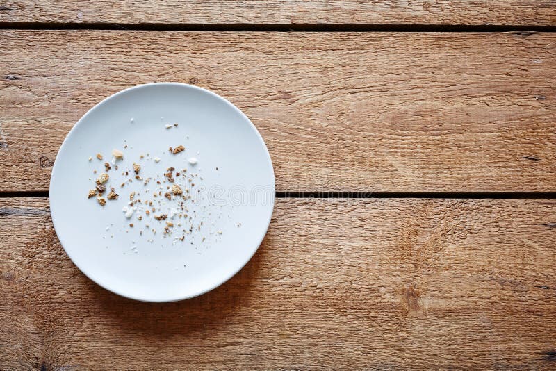 Brotkrumen auf leerer Platte stockfotografie