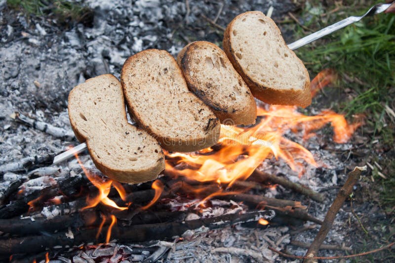 Brotröstung auf dem Feuer stockfoto Brotröstung auf dem Feuer stockfoto