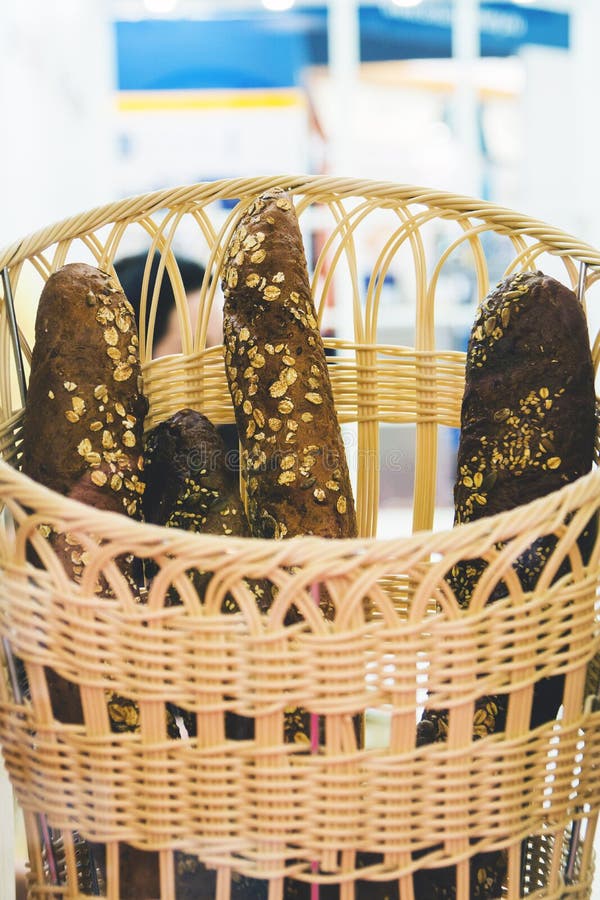 Brotstangenbrote mit muesli in einem Korb im Backen kaufen stockbilder Brotstangenbrote mit muesli in einem Korb im Backen kaufen stockbilder