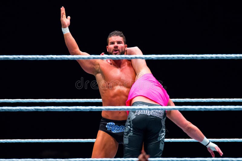 Brottarna Bobby Roode som aka är härlig, och Dolph Ziggler i handling på WWE bor arkivfoton Brottarna Bobby Roode som aka är härlig, och Dolph Ziggler i handling på WWE bor arkivfoton