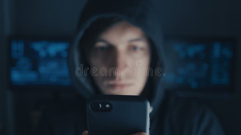 Brotts- en hacker i huvhandstilmeddelande på mobiltelefonen