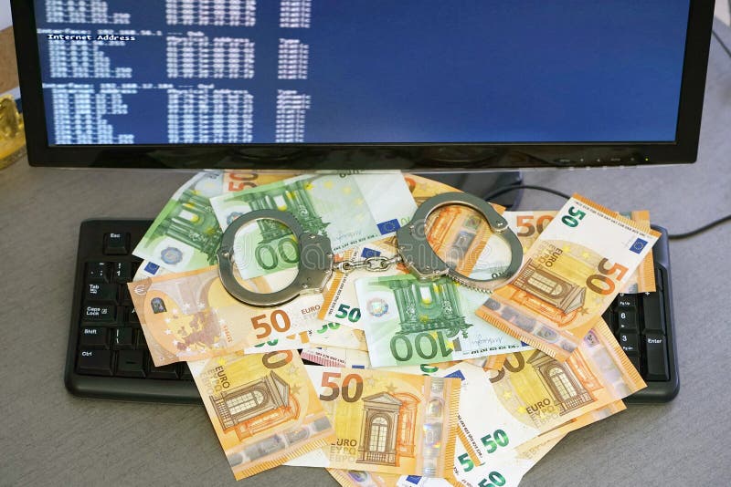 Brottslig en hacker för begrepp i handbojor closen colors slappt övre siktsvatten för liljan royaltyfri bild Brottslig en hacker för begrepp i handbojor closen colors slappt övre siktsvatten för liljan royaltyfri bild