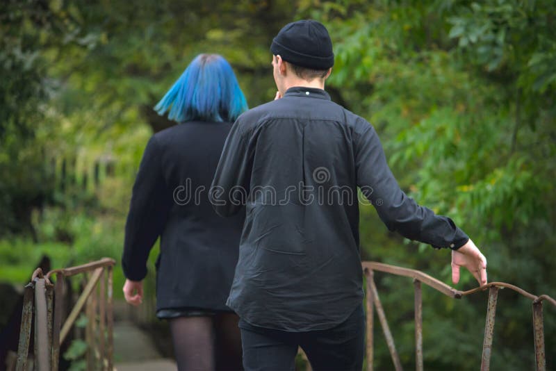 Brottslig verksamhet-, böjelse-, folk- och samkvämproblembegrepp - som är nära upp av knarkaremän eller brottslingar i hoodies royaltyfri fotografi Brottslig verksamhet-, böjelse-, folk- och samkvämproblembegrepp - som är nära upp av knarkaremän eller brottslingar i hoodies royaltyfri fotografi
