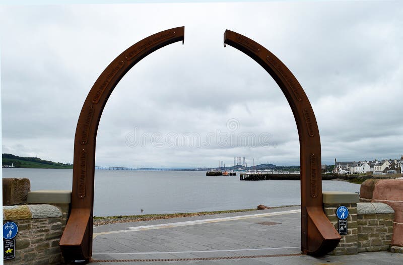 Broughty Ferry, Dundee, Scotland: Commemorative statue for lifeboat crews