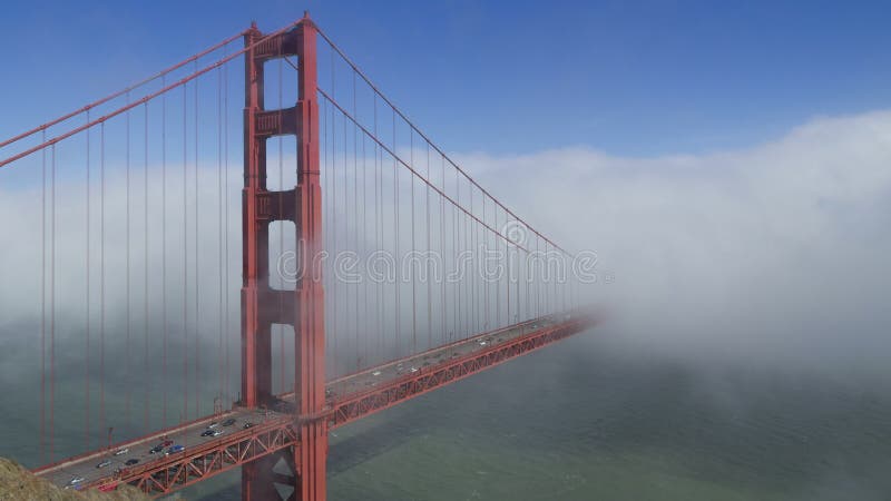 Brouillard au-dessus de golden gate bridge