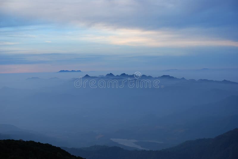 Brouillard de matin à tropical au lever de soleil Chiangmai photo libre de droits Brouillard de matin à tropical au lever de soleil Chiangmai photo libre de droits