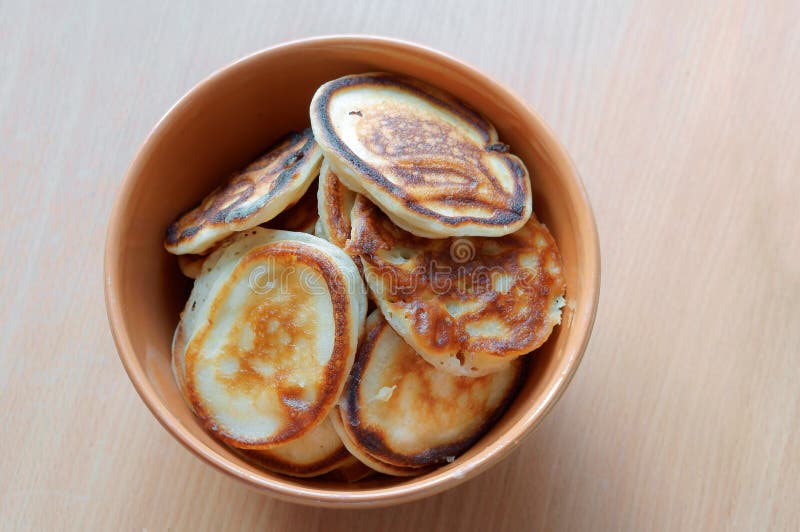 Brown bowl full of pancakes stock photography Brown bowl full of pancakes stock photography