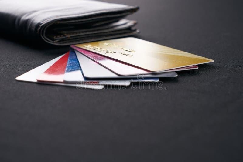 Brown garnissent en cuir le portefeuille avec des cartes de crédit, de débit et de remise photos libres de droits Brown garnissent en cuir le portefeuille avec des cartes de crédit, de débit et de remise photos libres de droits