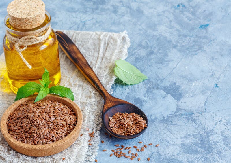 Brown lna ziarna i linseed olej w butelce zdjęcie stock Brown lna ziarna i linseed olej w butelce zdjęcie stock