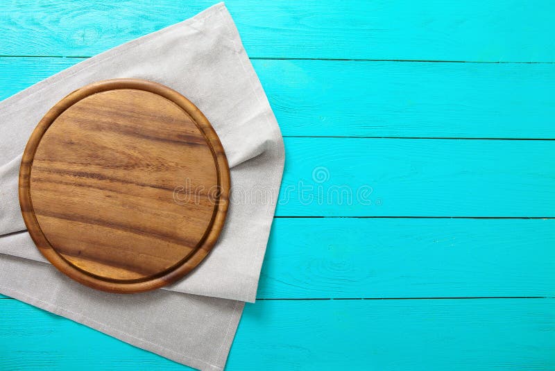 Brown pizzy jedzenia round tnąca deska dla wakacji naczyń na szarym bieliźnianym tablecloth Błękitny drewniany tło w restauraci O fotografia stock Brown pizzy jedzenia round tnąca deska dla wakacji naczyń na szarym bieliźnianym tablecloth Błękitny drewniany tło w restauraci O fotografia stock