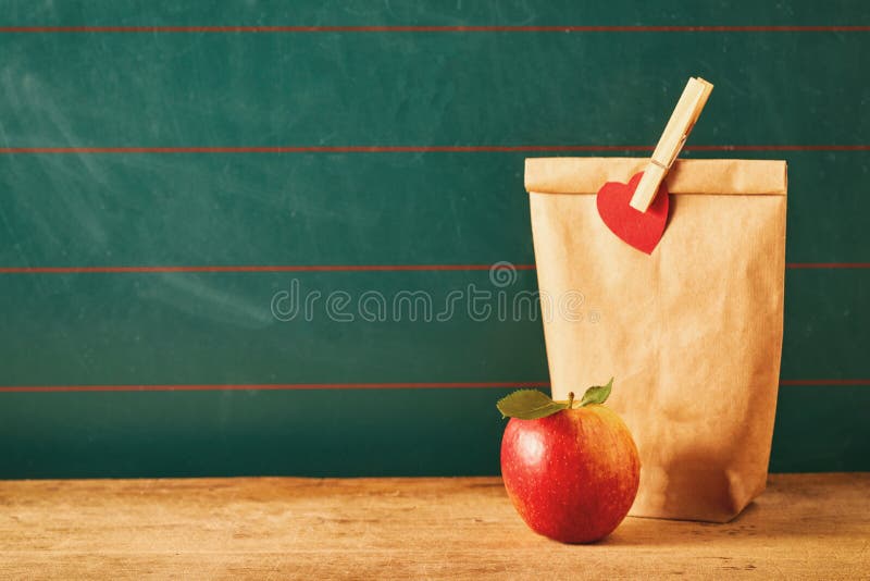 Brown torby lunch i czerwieni jabłko