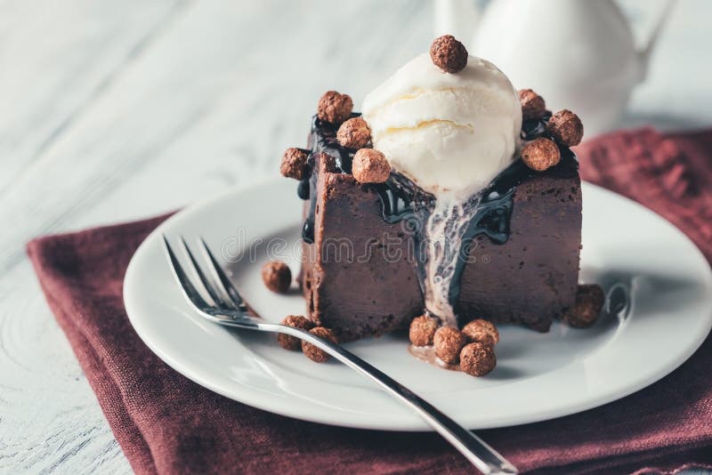 Brownie del chocolate con helado de vainilla imagen de archivo Brownie del chocolate con helado de vainilla imagen de archivo
