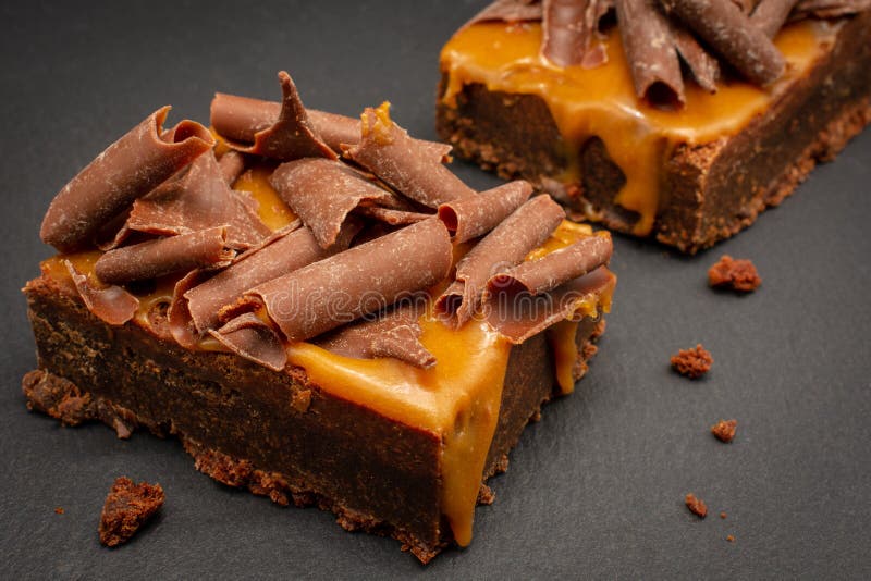 Brownie del chocolate con las escamas saladas de la salsa y del chocolate del caramelo fotografía de archivo Brownie del chocolate con las escamas saladas de la salsa y del chocolate del caramelo fotografía de archivo