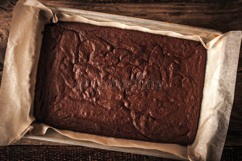 Brownie del chocolate en la bandeja de la hornada fotografía de archivo libre de regalías Brownie del chocolate en la bandeja de la hornada fotografía de archivo libre de regalías