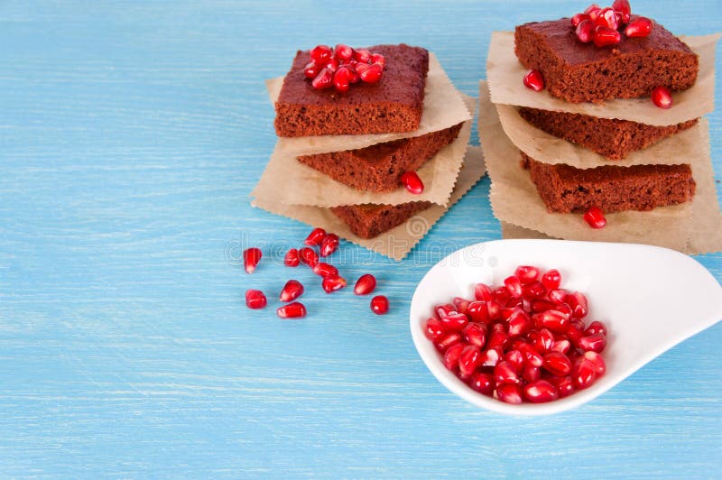 Brownie del cioccolato con granato fotografia stock libera da diritti Brownie del cioccolato con granato fotografia stock libera da diritti