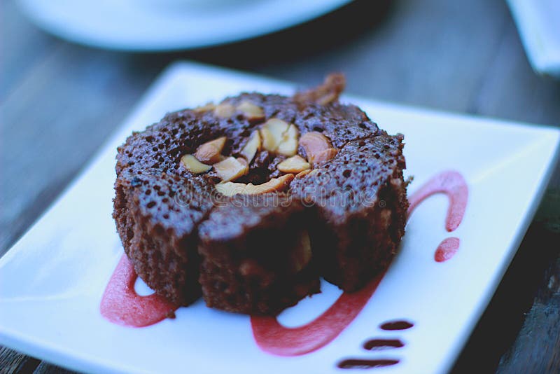 Brownie di recente cucinati del cioccolato che si raffreddano con la guarnizione dell'arachide fotografia stock Brownie di recente cucinati del cioccolato che si raffreddano con la guarnizione dell'arachide fotografia stock