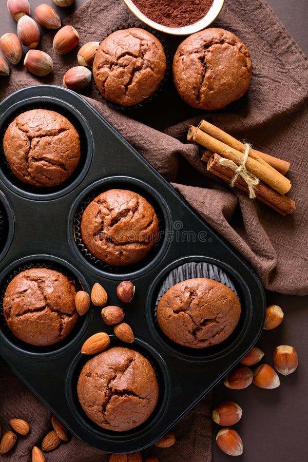 'brownie' faits maison de petits pains de chocolat avec de la cannelle, des amandes et des noisettes photographie stock 'brownie' faits maison de petits pains de chocolat avec de la cannelle, des amandes et des noisettes photographie stock
