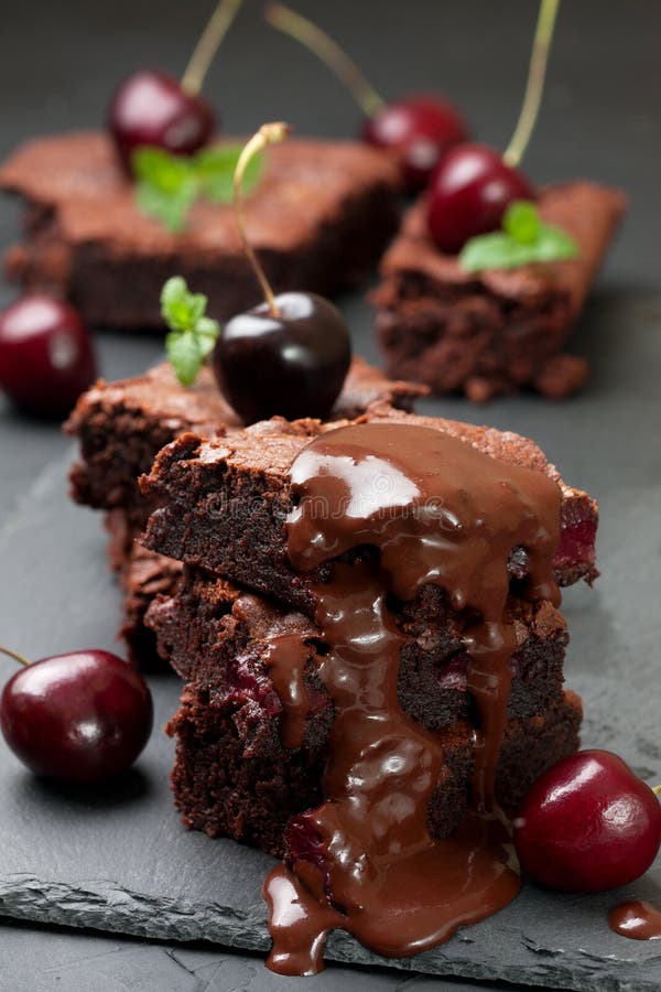 Brownie met kersen stock foto. Image of nagerecht, koken 93686158