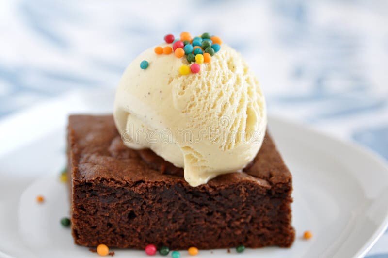 Brownie y helado foto de archivo. Imagen de casero, cebadura 31624012