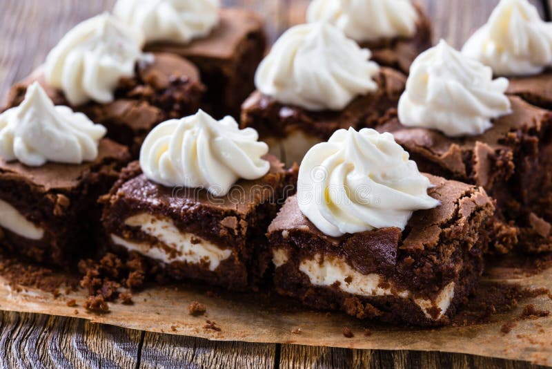 Brownies de cheesecake com cobertura de cream cheese fotos de stock royalty free