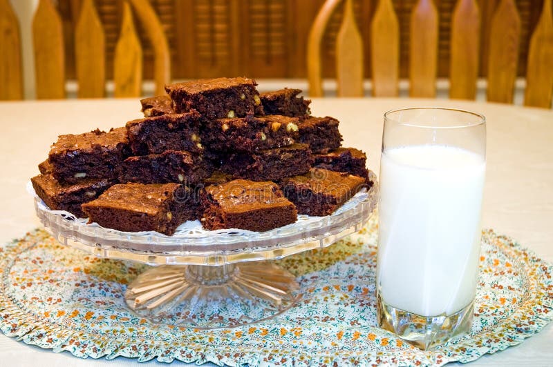 Brownies e leite caseiros frescos foto de stock Brownies e leite caseiros frescos foto de stock